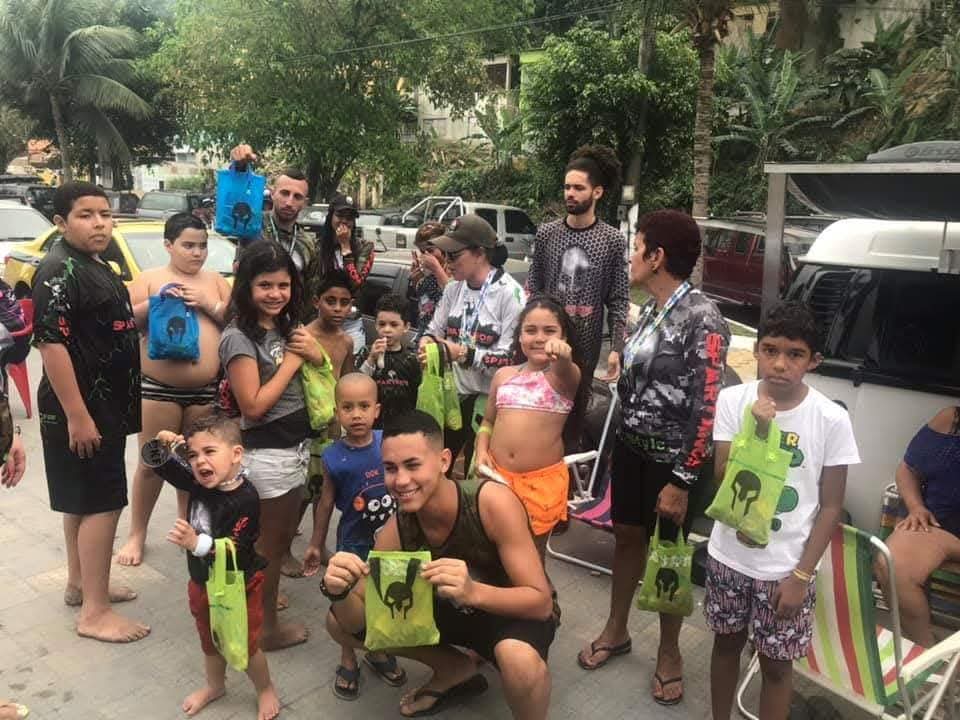 DKF entrega de doces spartanos para as crianças